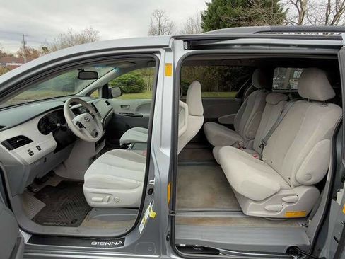 Used 2014 Toyota Sienna LE image 30