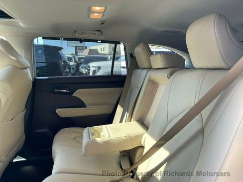 Used 2022 Toyota Highlander XLE image 18