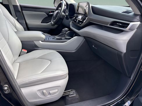 Used 2020 Toyota Highlander XLE image 17