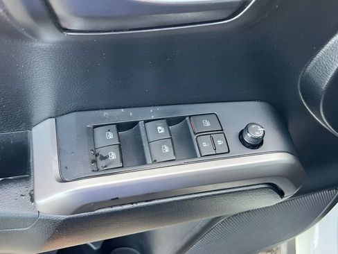 Certified 2021 Toyota Tacoma SR5 AWD/4WD image 10