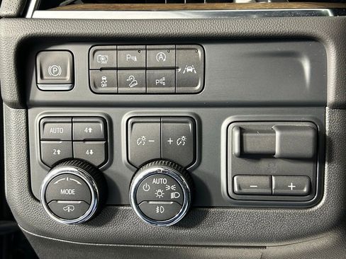Used 2025 Chevrolet Tahoe High Country AWD/4WD image 32