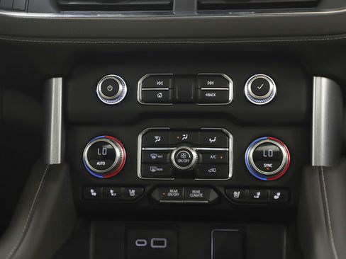 Used 2023 GMC Yukon SLT w/ SLT Premium Package image 17