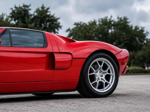 Used 2005 Ford GT RWD image 19