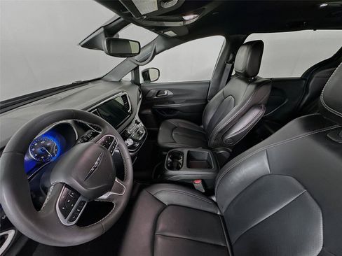 Used 2025 Chrysler Pacifica Select FWD image 5