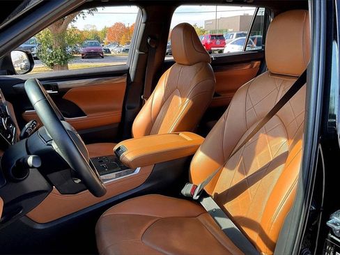 Used 2024 Toyota Highlander Platinum image 28