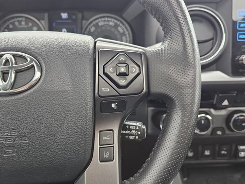 Used 2018 Toyota Tacoma TRD Off-Road AWD/4WD image 27