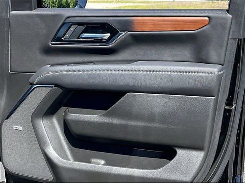 Used 2025 GMC Yukon XL Denali AWD/4WD image 29