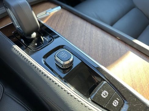 Certified 2025 Volvo XC90 B6 Plus image 30