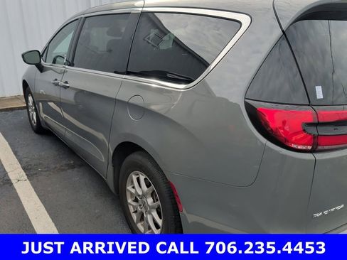 Used 2025 Chrysler Pacifica Select image 5