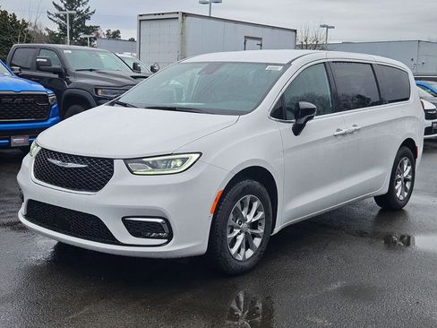 New 2026 Chrysler Pacifica Select image 3