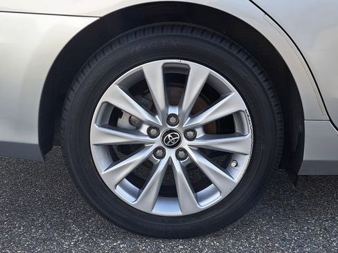 Used 2017 Toyota Camry XLE image 5