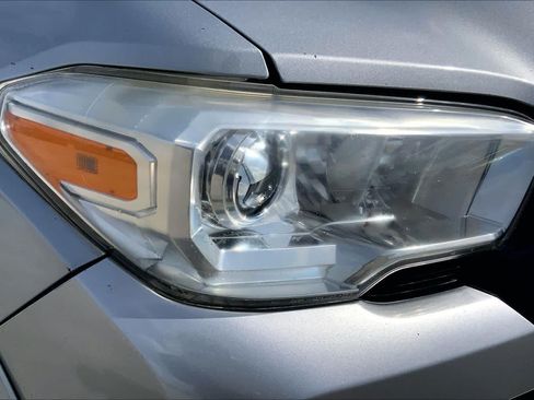 Used 2019 Toyota Tacoma SR5 RWD image 26