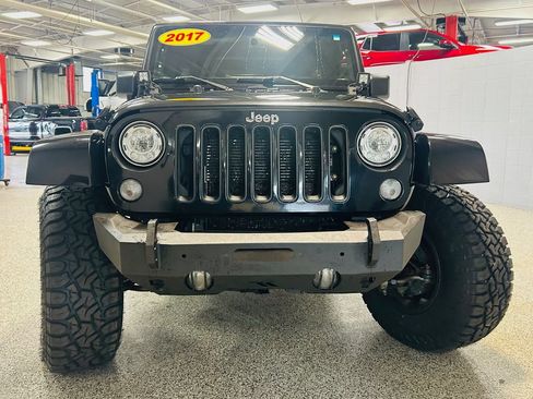 Used 2017 Jeep Wrangler Unlimited Sahara w/ Connectivity Group AWD/4WD image 2