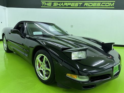 Used 2004 Chevrolet Corvette Coupe w/ Roof Package RWD image 2