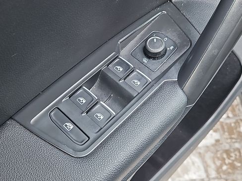 Certified 2021 Volkswagen Tiguan SE w/ Panoramic Sunroof Package image 20