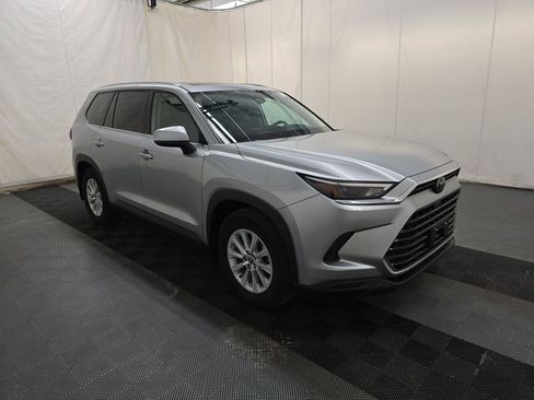 Used 2024 Toyota Grand Highlander XLE FWD image 2