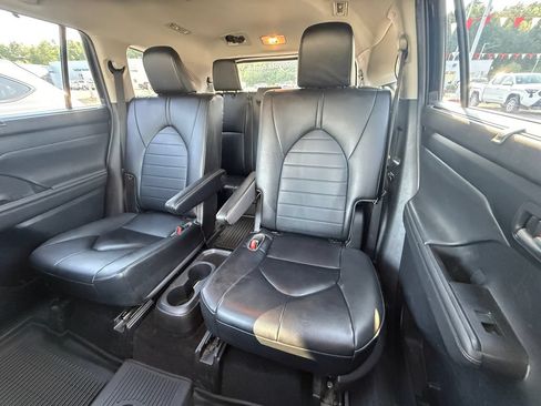 Used 2023 Toyota Highlander XLE AWD/4WD image 12