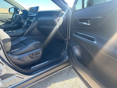 Used 2021 Toyota Venza Limited w/ Carpet Mat Package (TMS) image 19