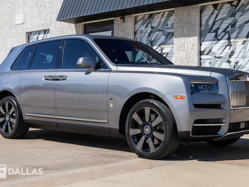 Used 2023 Rolls-Royce Cullinan w/ Cullinan Package image 18