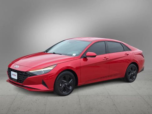 Used 2022 Hyundai Elantra SEL w/ Convenience Package FWD image 3