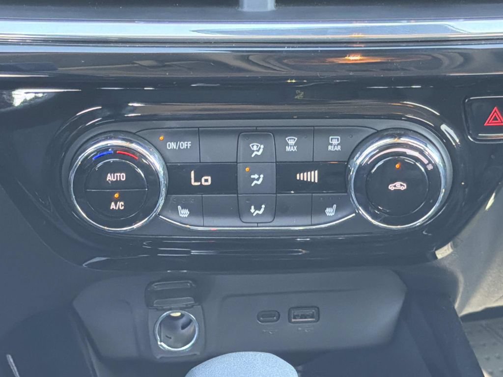 Used 2025 Chevrolet Trax ACTIV w/ Sunroof Package FWD image 17