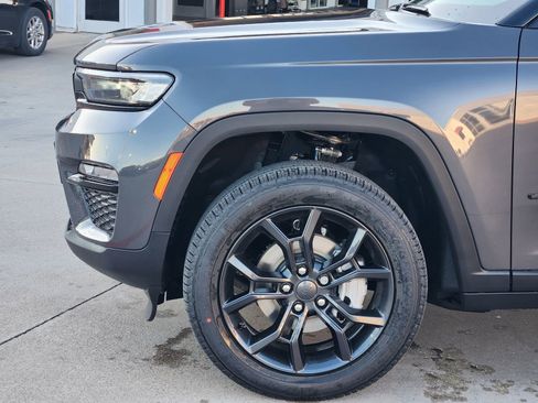 New 2025 Jeep Grand Cherokee Limited w/ Trailer Tow Package AWD/4WD image 10