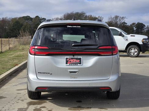 New 2026 Chrysler Pacifica Select image 4