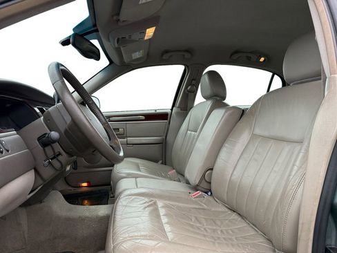 Used 2005 Lincoln Town Car Signature image 8