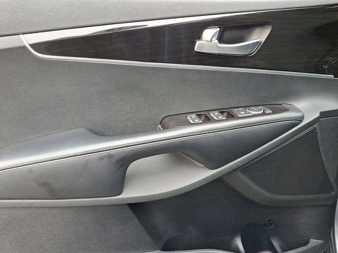 Used 2020 Kia Sorento LX image 12