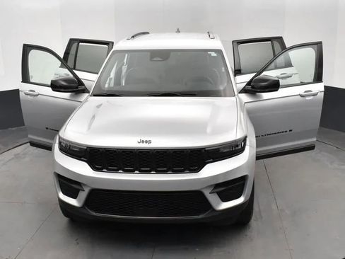 Used 2024 Jeep Grand Cherokee Altitude image 10