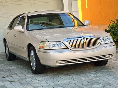 Used 2003 Lincoln Town Car Cartier image 26