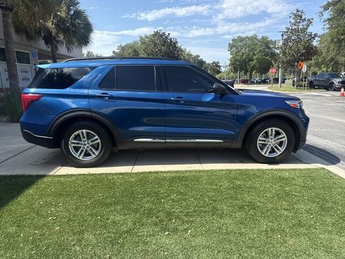 Certified 2021 Ford Explorer XLT RWD image 3