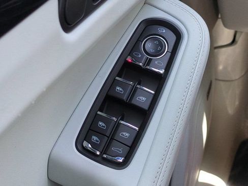 Used 2024 Porsche Macan AWD/4WD image 21
