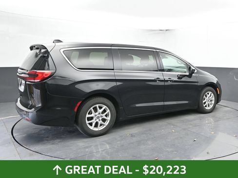 Used 2023 Chrysler Pacifica Touring-L FWD image 4