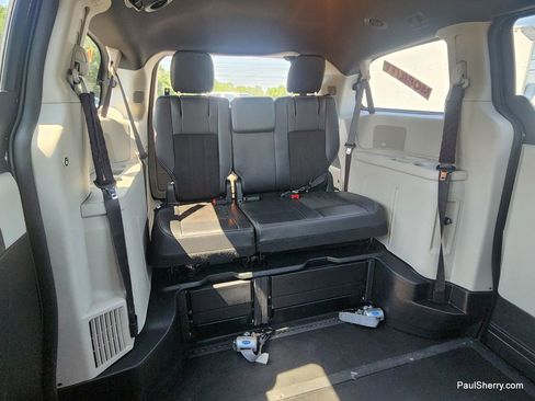 Used 2019 Dodge Grand Caravan SXT image 4