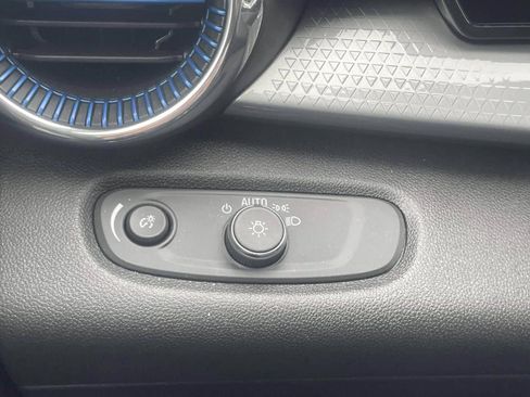 Used 2025 Chevrolet Trax LT FWD image 24