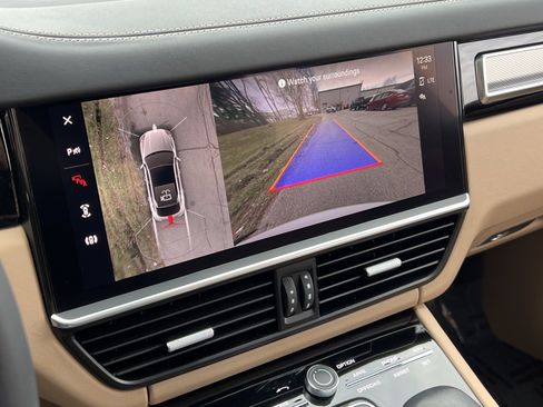 Certified 2023 Porsche Cayenne Platinum Edition image 27