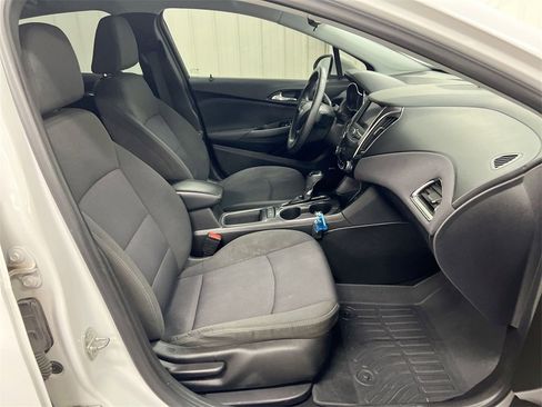 Used 2019 Chevrolet Cruze LT image 22