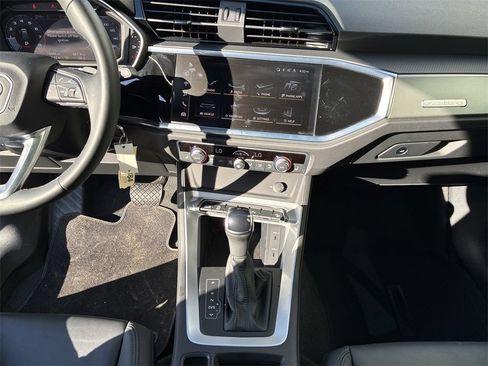 Used 2025 Audi Q3 2.0T Premium image 22