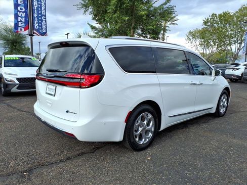 Used 2021 Chrysler Pacifica Limited w/ Uconnect Theater Family Group image 5