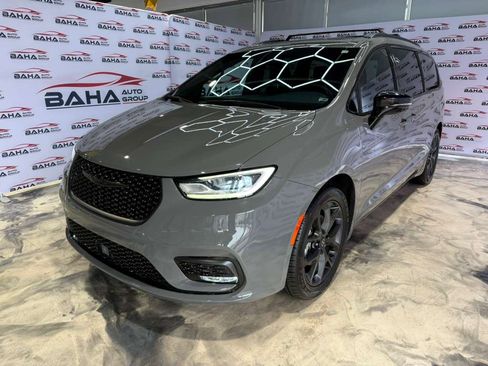 Used 2025 Chrysler Pacifica Limited image 2