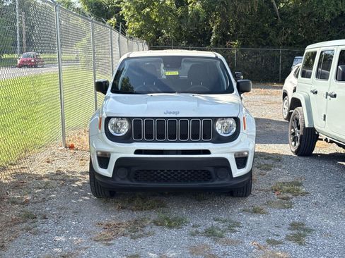 Used 2023 Jeep Renegade Latitude AWD/4WD image 2