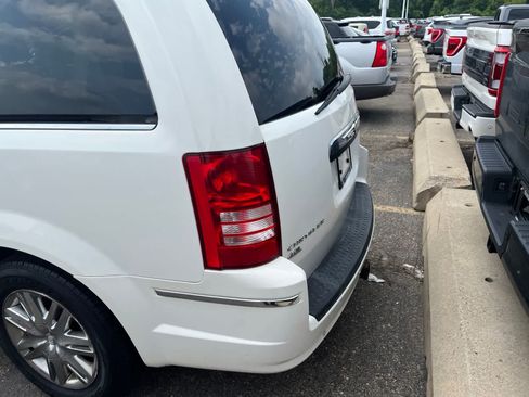 Used 2010 Chrysler Town & Country Limited w/ Entertainment Group #3 FWD image 12