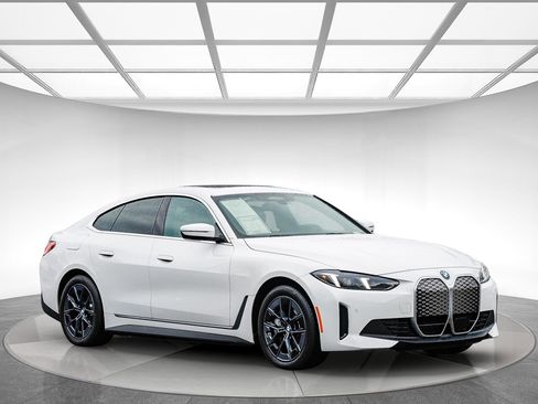 Used 2025 BMW i4 eDrive40 w/ Premium Package image 5