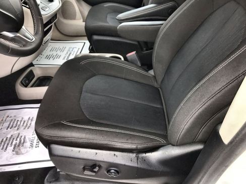 Used 2022 Chrysler Voyager LX FWD image 12