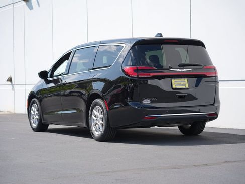 Used 2025 Chrysler Pacifica Select FWD image 5