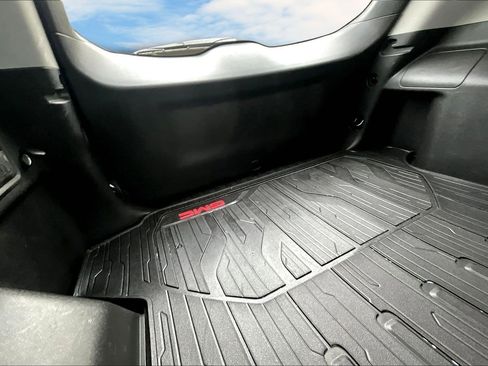 Used 2023 GMC Terrain SLT w/ Tech Package image 17