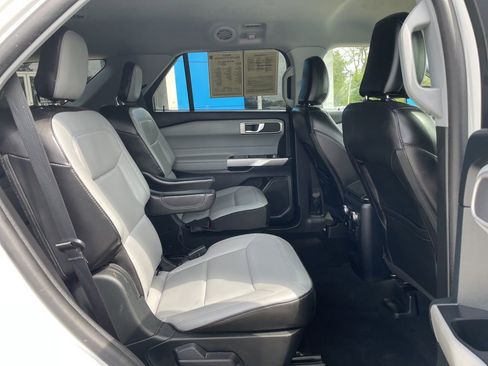 Used 2021 Ford Explorer XLT w/ Equipment Group 202A AWD/4WD image 32