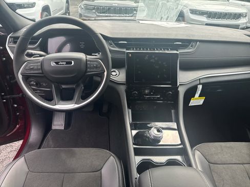 New 2025 Jeep Grand Cherokee Laredo image 17