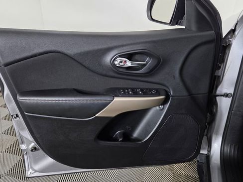 Used 2018 Jeep Cherokee Latitude w/ Cold Weather Group AWD/4WD image 17